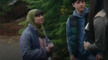 Chaqueta acolchada Levi's Box usada por Sahar (Gracelyn Awad Rinke) como se ve en Resident Alien (S04E09)