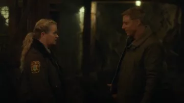 Iron Heart IHM 35 ODG Whipcord N1 Veste de pont Vert Olive Terne portée par Harry Vanderspeigle (Alan Tudyk) comme on le voit dans Resident Alien (S04E09)