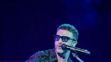Esta chaqueta negra con adornos florales usada por Justin Timberlake en el concierto de la ITU en julio de 2025