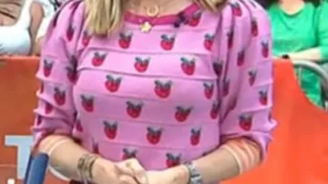 Suéter rosa con estampado de fresa usado por (Jill Martin) en Hoy (S67)