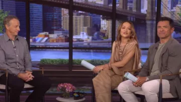 Pantalon large en toile de coton imprimé Pucci porté par Rita Ora comme on le voit dans LIVE with Kelly and Mark le 6 août 2025