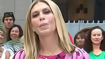 Suéter rosa con estampado de fresa de Jill Martin como se ve en Today