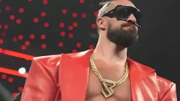 Lunes por la noche RAW Gabardina roja de Seth Rollins de Seth Rollins en SEGMENTO COMPLETO: LA Knight interrumpe el discurso de Seth Rollins en el campeonato: Lo más destacado de Raw, 4 de agosto de 2025