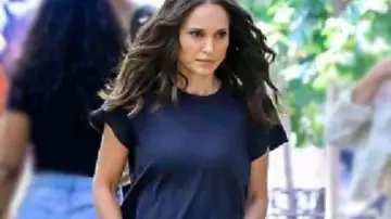 Top azul marino de Nueva York usado por Natalie Portman en Wow, Natalie Portman ❤️llamó la atención de todos mientras estaba en el set de filmación en Nueva York esta mañana #nyc