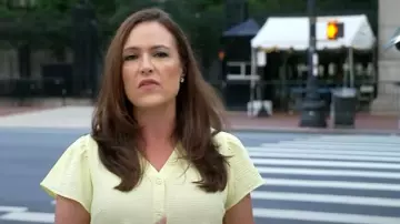 Haut boutonné à col en V DKNY en Light Lemon porté par Nikki Battiste, comme on le voit dans CBS Mornings le 24 juillet 2025