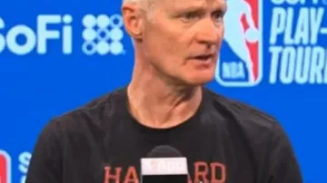 T-shirt Steve Kerr Harvard de Steve Kerr dans le maillot Harvard de Kerr : l’amitié d’un entraîneur et le choix du jour du match