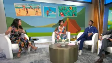 Robe midi à col en V florale Sam Edelman portée par Nancy Chen, comme on le voit dans CBS Mornings le 30 juillet 2025