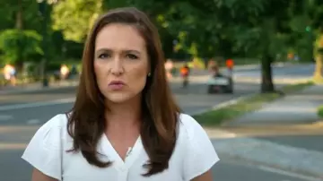 DKNY Top boutonné à col en V porté par Nikki Battiste tel qu’on le voit dans CBS Mornings le 30 juillet 2025