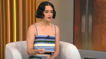 Top de sarga de mezcla de algodón a rayas con ribete de grosgrain de Rosie Assoulin usado por Jenny Slate como se ve en CBS Mornings el 31 de julio de 2025