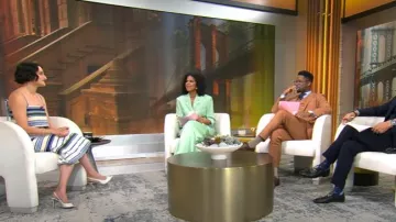 Rosie Assoulin Ribbon Jupe midi en coton mélangé à chevrons rayé bordé de gros-grain portée par Jenny Slate, comme on l’a vu dans CBS Mornings le 31 juillet 2025