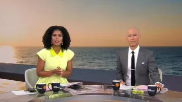 Vestido Mini de Suéter de Manga Corta con Ajuste de Polo y Acampanado Mare Mare usado por Adriana Diaz como se ve en CBS Mornings el 1 de agosto de 2025