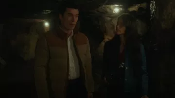 Veste de bivouac Patagonia portée par Ben Hawthorne (Levi Fiehler) comme on le voit dans Resident Alien (S04E09)