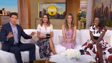 Robe-chemise midi plissée à imprimé floral Alexander McQueen portée par Deborah Roberts, vue dans Good Morning America le 6 août 2025