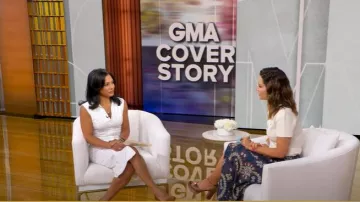Falda midi estampada A.L.C. Clara Printed Midi Wrap usada por Rebecca Jarvis como se ve en Good Morning America el 6 de agosto de 2025