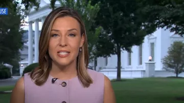 Ann Taylor El chaleco largo de cuello redondo usado por Mary Bruce como se ve en Good Morning America el 6 de agosto de 2025