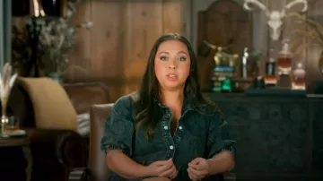 Vestido de mezclilla con botones Shein usado por Alli Ventresca como se ve en The McBee Dynasty: Real American Cowboys (S02E01)