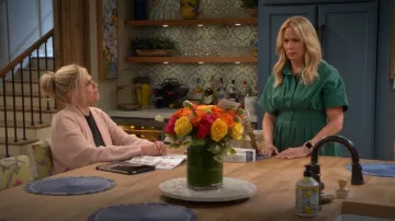 Exquise La robe chemise Tobie portée par Leanne (Leanne Morgan) comme on le voit dans Leanne (S01E07)