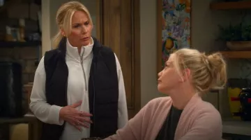 Gilet hybride Athleta Incline porté par Leanne (Leanne Morgan) comme on le voit dans Leanne (S01E07)
