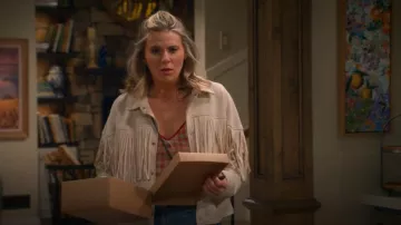Frange, Bordure Épaule Tombante, Suède, Veste FairyHover, portée par Josie (Hannah Pilkes), comme on le voit dans Leanne (S01E07)