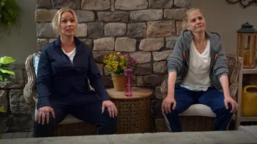 Adidas Adicolor Classics Firebird Track Pants porté par Carol (Kristen Johnston) comme on le voit dans Leanne (S01E07)