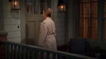 Avec Les Filles Ric Rac Trench Coat porté par Leanne (Leanne Morgan) comme on le voit dans Leanne (S01E08)