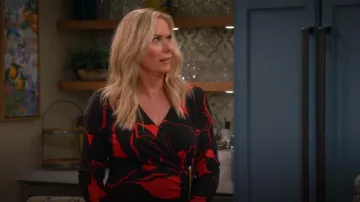 Donna Karan Robe fausse portefeuille imprimée portée par Leanne (Leanne Morgan) comme on le voit dans Leanne (S01E08)