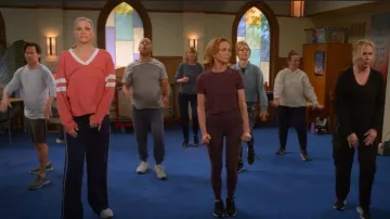 Faherty Sunwashed Sunwashed Slub V-Neck Long Sleeve Organic Cotton Top porté par Leanne (Leanne Morgan) comme on le voit dans Leanne (S01E08)