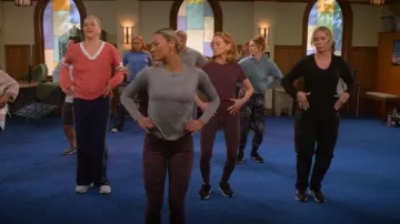 Athleta Venice High Rise Track Stripe Wide Leg Pant porté par Carol (Kristen Johnston) comme on le voit dans Leanne (S01E08)