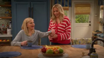 Nordstrom Pull en laine à col en V porté par Carol (Kristen Johnston) comme on le voit dans Leanne (S01E08)
