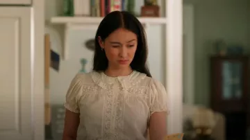 Doen Skylark Haut en coton biologique brodé porté par Isabel 'Belly' Conklin (Lola Tung) comme on le voit dans L’été où je suis devenue jolie (S03E05)