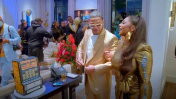 Vestido de línea A con lazo de jersey metálico de Mac Duggal usado por Ashanti como se ve en Nelly & Ashanti: We Belong Together (S01E04)