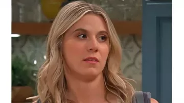 Este top bordado blanco usado por Josie (Hannah Pilkes) en Leanne (S01E14)