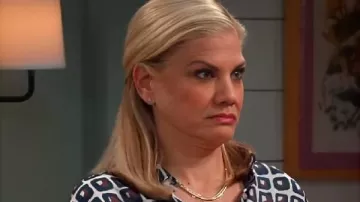 Esta blusa estampada usada por Carol (Kristen Johnston) en Leanne (S01E16)