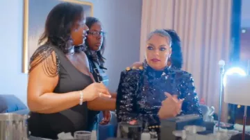 Vestido largo largo ajustado de cuello alto con botones dorados y lentejuelas negras de Balmain usado por Ashanti como se ve en Nelly & Ashanti: We Belong Together (S01E06)