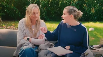 Stradivarius Sweat-shirt doux au toucher porté par Georgia Kousoulou comme on le voit dans Georgia et Tommy : Happy Essex After (S01E02)