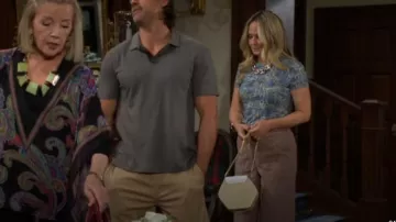 Camiseta L'Agence Ressi en Slate Blue/Silver Good Luck Chain usada por Sharon Newman (Sharon Case) como se ve en The Young and the Restless el 31 de julio de 2025