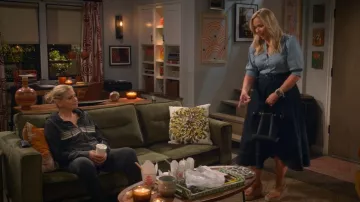 Cinq a Sept Falda midi asimétrica de mezclilla de Zelda usada por Leanne (Leanne Morgan) como se ve en Leanne (S01E09)