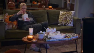 Pantoufles Ugg Ansley portées par Carol (Kristen Johnston) comme on le voit dans Leanne (S01E09)