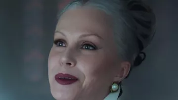 Miércoles S02 Joanna Lumley Abrigo negro con lentejuelas doradas como se ve en Miércoles (S02E04)