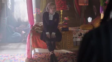 Dr Martens 1460 Bottines en cuir portées par Enid Sinclair (Emma Myers) comme on le voit dans Mercredi (S02E02)