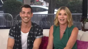 Bather Onyx Digi Plaid Camp Shirt usado por Matt Rogers como se ve en Today with Jenna & Friends el 7 de agosto de 2025