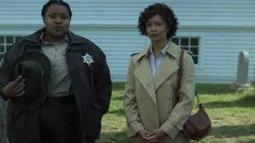 Isabel Marant Oskan Moon Cognac usado por Docteur Fairburn (Thandiwe Newton) como se ve en el miércoles (S02E03)