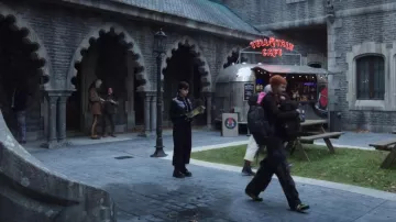 Dr. Martens Women’s Jadon II Mono Boot portée par Wednesday Addams / Goody Addams (Jenna Ortega) comme on le voit dans Wednesday (S02E03)