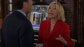 Top de malla con cuello alto estampado de Afrm Zadie en Almond Kiss usado por Nikki Reed Newman (Melody Thomas-Scott) como se ve en The Young and the Restless el 6 de agosto de 2025