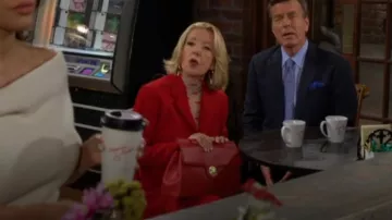 Jemma Emma Satchel usado por Nikki Reed Newman (Melody Thomas-Scott) como se ve en The Young and the Restless el 6 de agosto de 2025