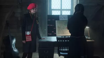 Bolso de punto para teléfono móvil mini de color Shein usado por Marilyn Thornhill (Christina Ricci) como se ve en el miércoles (S02E04)