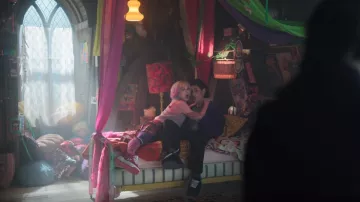 Zapatillas de deporte de gamuza de vaca y frambuesa Naked Wolfe Crash usadas por Enid Sinclair (Emma Myers) como se ve en el miércoles (S02E04)