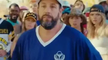 Camiseta azul de Adam Sandler de Happy Gilmore (Adam Sandler) en Happy Gilmore 2