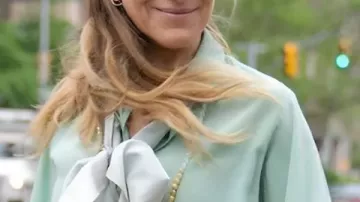 Sarah Jessica Parker Bow Blouse worn by Carrie Bradshaw (Sarah Jessica Parker) in And Just Like That… (S03E06)