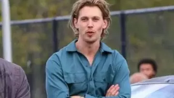 Caught Stealing Blue Shirt worn by Hank Thompson (Austin Butler) in Caught Stealing